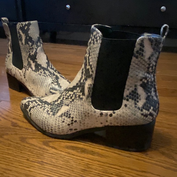 Design Lab SNAKE SKIN BOOTIES - Picture 2 of 5